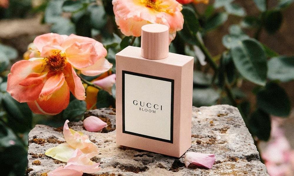 Gucci Bloom dịu dàng đưa bạn đến khu vườn tràn ngập hương hoa Nhài và hoa Huệ trắng